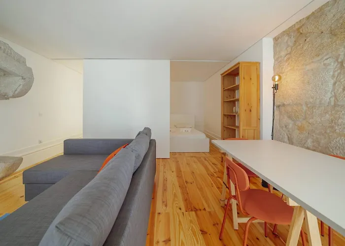 Cozy Almada By Hosty